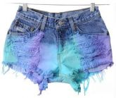 Short colorido e desfiado