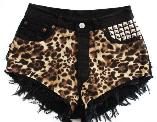 Short estampa onça maior.