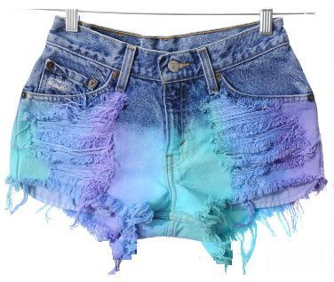 Short colorido e desfiado