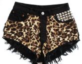 Short estampa onça maior.