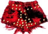 Short com manchas e tachas